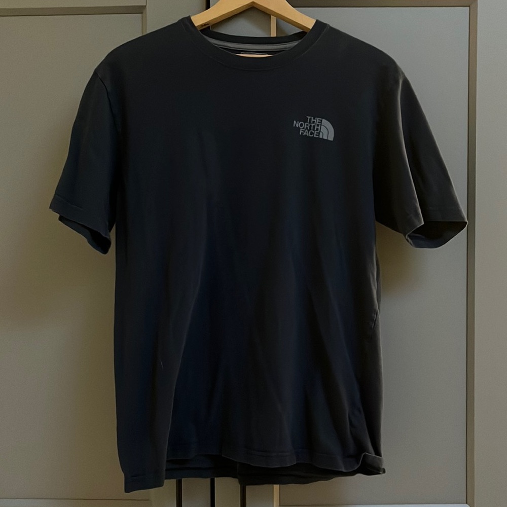 Navy blue north face shirt. Size:M